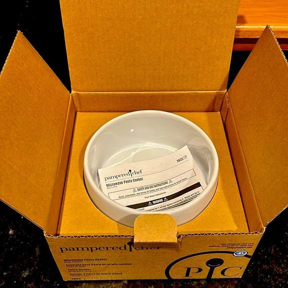 Pampered Chef Microwave Pasta Cooker - Picture 3 of 4